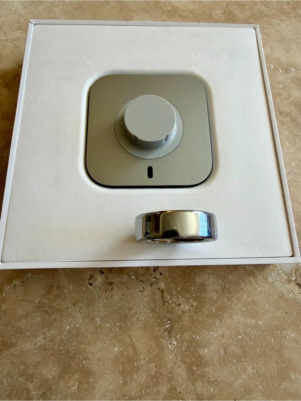 Oura Ring 4, size 11 Silver LIKE NEW IN BOX with additional travel charging case - Picture 2 of 7